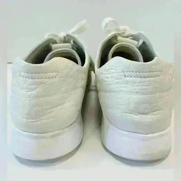 Women Uggs TYE SOFT perforated, leather, beige, and color size 8.5 - Picture 4 of 7